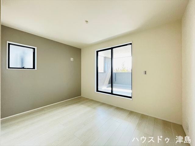 2階7.2帖洋室。北側にウォークインクローゼットを配置し、大きなベッドやシングルベッドの2台置きなども可能。