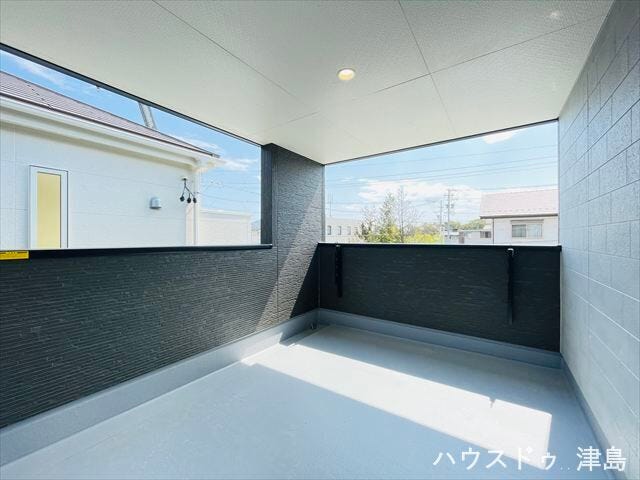 人工芝やウッドタイルを敷いて、心地よいアウトドア空間として活用するのも素敵ですね。