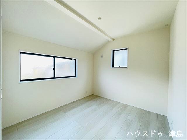 2階北側5.5帖洋室。北側ですが2面採光で比較的明るさも確保され、落ち着いた空間で子供部屋におすすめ。