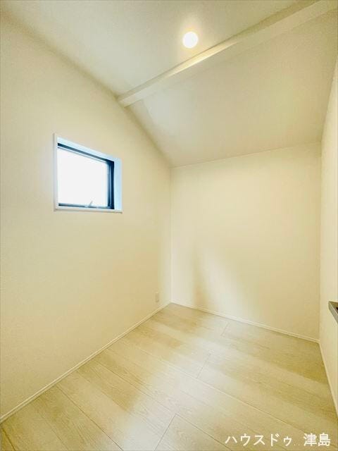 納戸は季節物家電や衣類など、普段使わない物をまとめて置いておけます。窓があり換気も良好です。