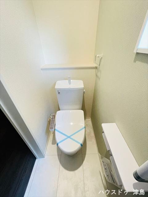 2階トイレ。各階に温水洗浄便座付きトイレがあり慌ただしい朝や就寝時も快適。棚に小物や消臭剤を置けます。