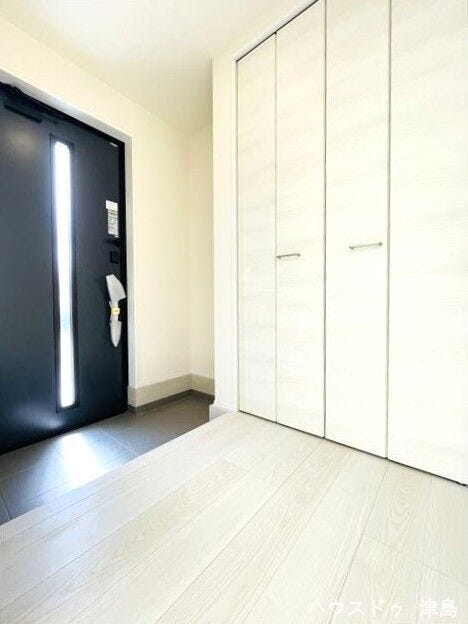 明るい南側玄関でお客様やご家族をお出迎え。シューズボックスが設置され、すっきりと片付きます。