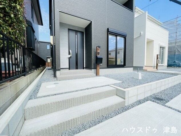 砂利庭は雑草が生えにくく抜きやすいため雑草対策に有効的。歩くと音が出るため防犯対策にも効果あり。