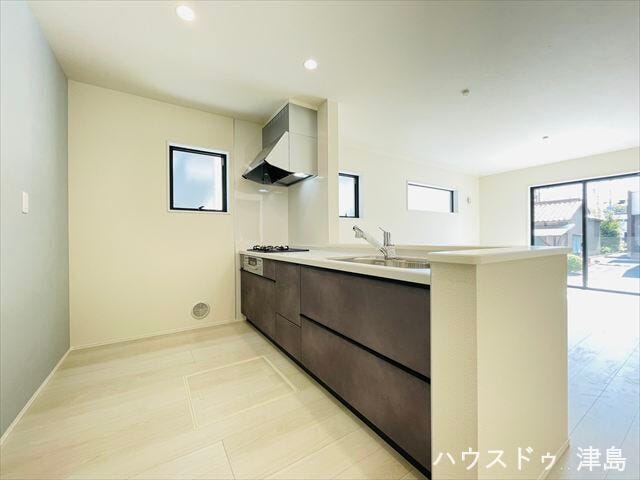 対面キッチンは家族の様子を見ながら家事ができます。アクセントクロスが施工され空間を素敵に演出。