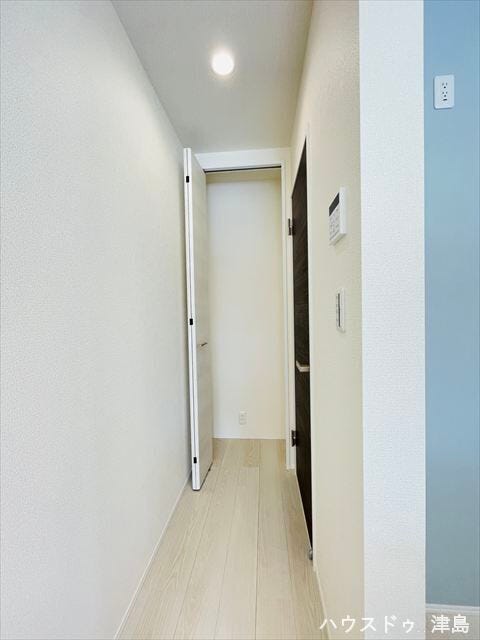 1階4.5帖洋室前収納。日用品のストックや衛生用品の保管などに便利。また、掃除道具の置き場所としても最適。