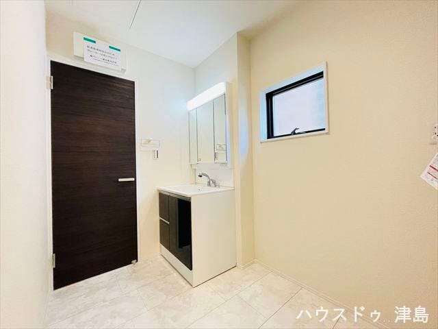 窓が設置され、こもりがちな洗面所でも換気ができます♪明るい光が入り、気持ち良く朝の身支度ができます。