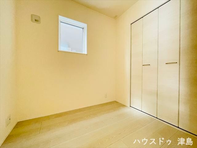 リビングに隣接した2.5帖洋室はちょっと籠って一人の時間を。枕棚+ハンガーパイプ付き収納完備。