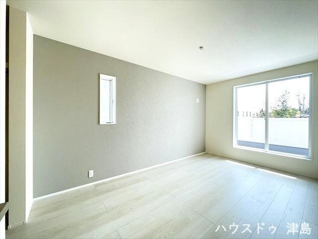 バルコニーに面した7.5帖洋室は北側に収納を配置し、大きなベッドやシングルベッドの2台置きも可能。