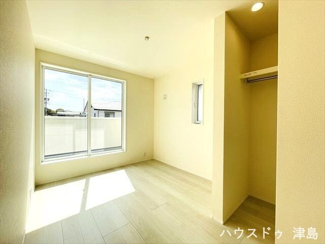 バルコニーに面した5帖洋室。南西に位置するお部屋は午後に日当たりが良くなり、冬場もより暖かいです。