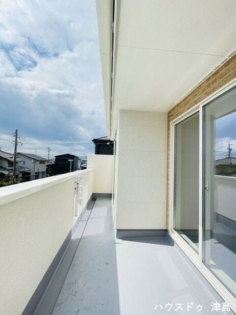 バルコニーは2部屋から出入りができるのでお洗濯やお布団干しもスムーズに行えそう。物干し金具設置。