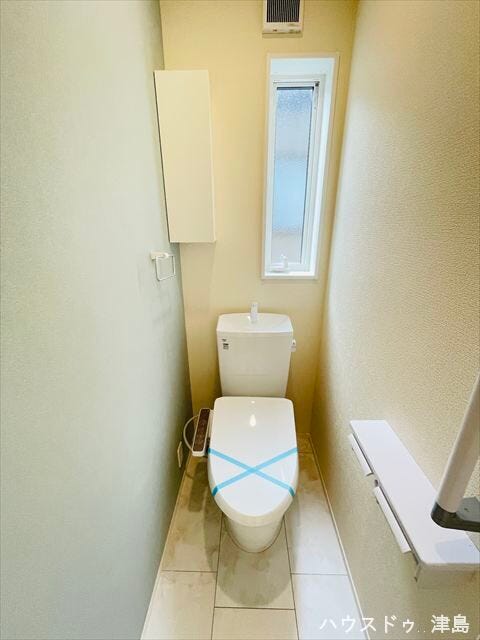 2階トイレ。温水洗浄便座付きトイレは冬場の冷たい便座を暖めてくれます♪2階に収納ボックス設置。