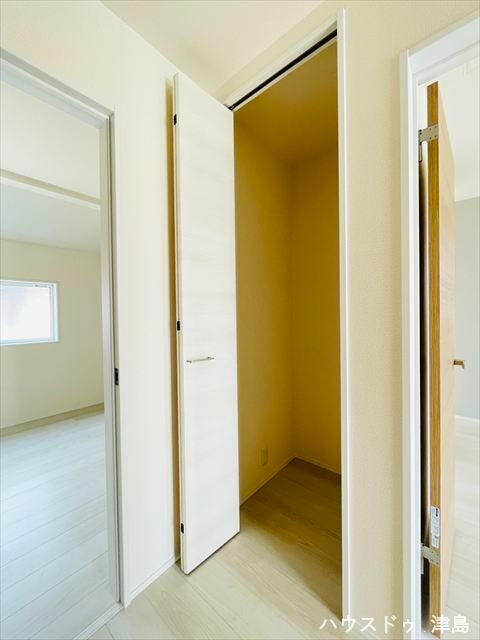 2階廊下収納。天井高さまであり、季節の家電や家族共有グッズなどをスッキリと収納できます。