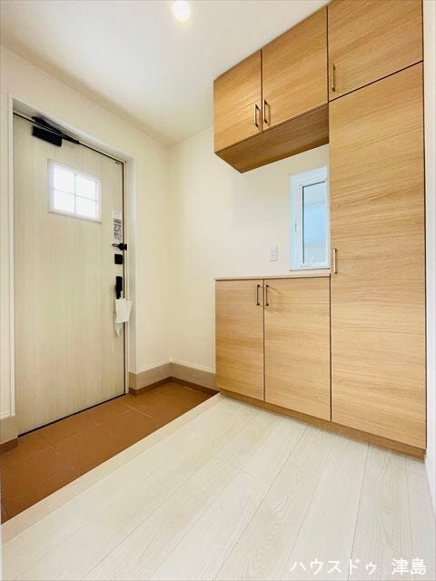 南側の明るい玄関で気持ち良く朝の送り出しができます。中段には鍵をちょい置きできます。