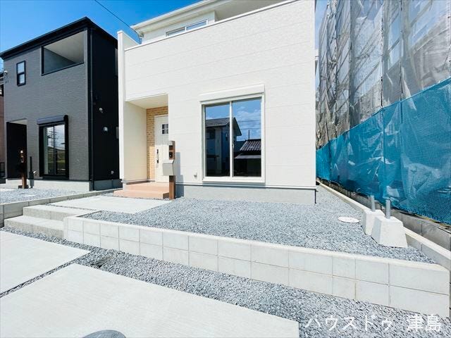 砂利庭は雑草が生えにくく抜きやすいため雑草対策に有効的。歩くと音が出るため防犯対策にも効果あり。