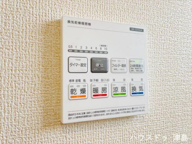 浴室暖房乾燥機。乾燥・暖房・涼風・換気付き。天候を気にせず洗濯でき、冬も暖かくヒートショック対策に。