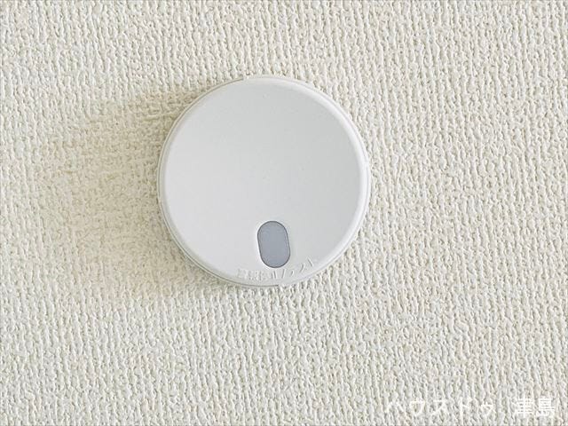 火災報知器。火災による煙や熱を感知して、警報音やブザー等で火災の発生を知らせてくれる頼もしい味方。