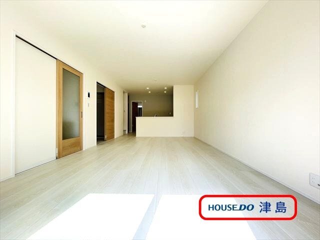 リビングスルー階段・対面式システムキッチンでご家族とのコミュニケーションが自然と増える19帖LDK。