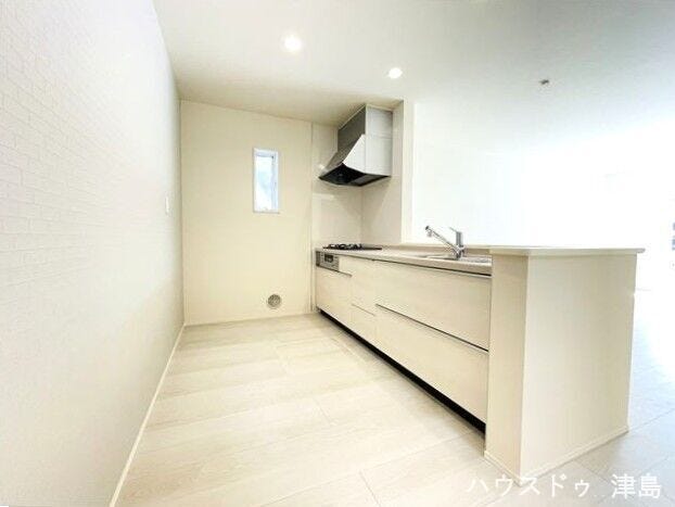 対面キッチンは家族の様子を見ながら家事ができます。アクセントクロスが施工され空間を素敵に演出。