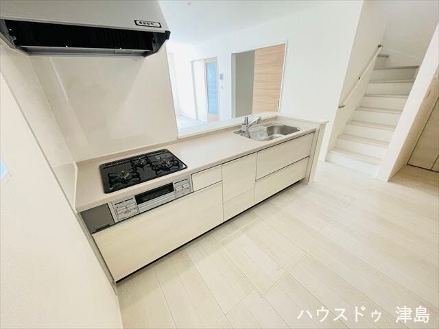 三口ガスコンロとグリルを備え、複数調理が同時にできるため毎日の料理もスムーズに。換気のできる窓付き。