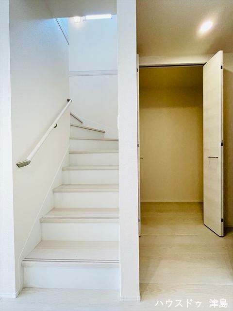 階段横収納。日用品のストックや衛生用品の保管などに便利。また、掃除道具の置き場所としても最適。