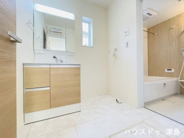 キッチン奥の洗面室は、朝食の準備をしながらの洗濯作業もスムーズにできる動線。シャワー付き化粧台設置。