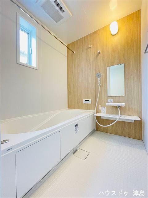 柔らかいナチュラルな印象の浴室。窓から明かりが差し込み、明るいうちからリラックス♪浴室乾燥機完備。