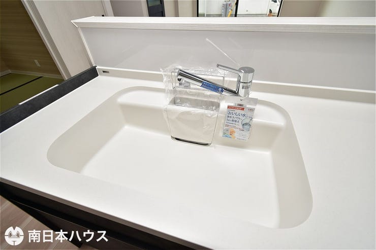 【シンク】人工大理石のシンクと天板に継ぎ目がなくお掃除がしやすくなっています♪
