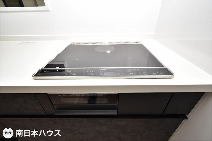 【IHクッキングヒーター】3口のコンロとグリル付き!お手入れのしやすさが魅力のキッチンです!