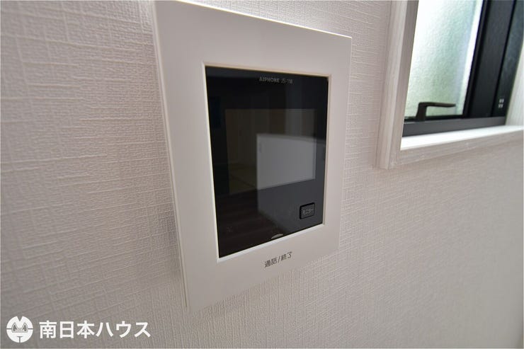 【モニター付きインターホン】玄関周りを確認でき、留守のときなども訪問者を確認できるので防犯面で安心!