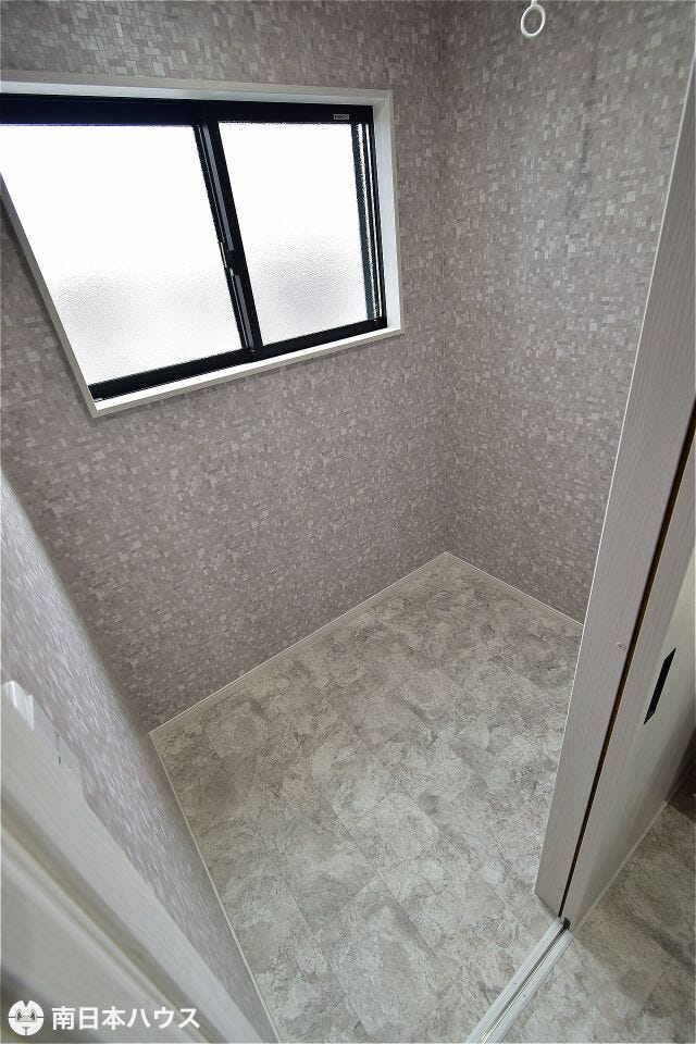 【サンルーム】洗面所には物干し金具付きのサンルームがあります♪室内干しも快適です♪