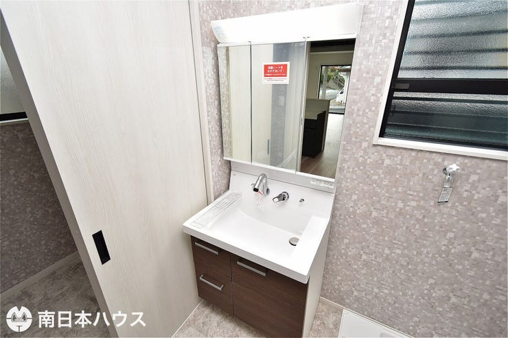 【洗面台】3面鏡の洗面台は収納が豊富です♪壁付け水栓で水垢などが付きにくい設計になっています!