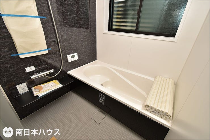 【浴室】浴室暖房乾燥機付きの浴室です!浴槽には段差があり小さなお子様との入浴などにもぴったりです♪