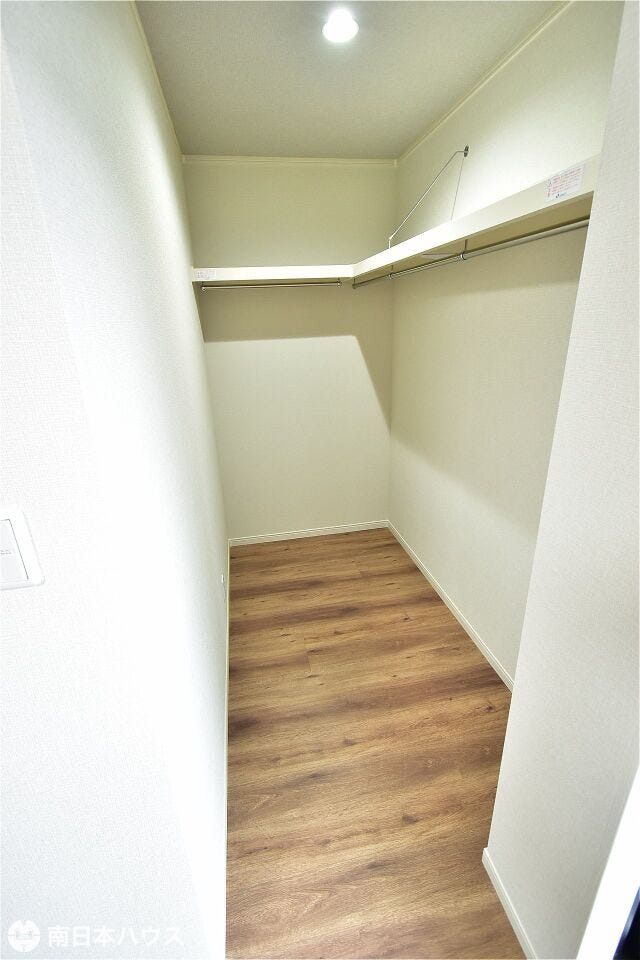 【ウォークインクローゼット】奥行きのあるクローゼットです!2面に枕棚とパイプハンガー付きです♪