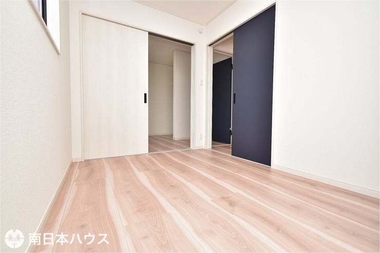 【洋室】4.5帖の洋室です!全居室に照明付きで即入居可能!初期費用の軽減にもなります♪