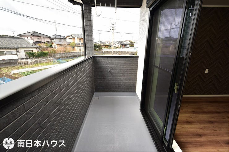 【バルコニー】南向きの日当たり良好なバルコニーです!物干し金具や外水栓もあります!