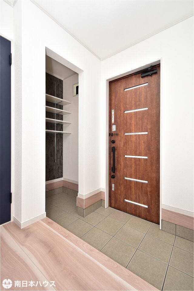【玄関】シューズクローク付きの玄関です!扉はタッチキー対応で荷物を持ちながらワンタッチで開閉錠が可能♪