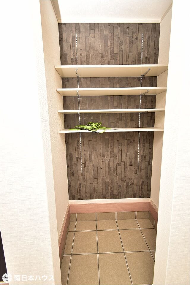 【シューズクローク】可動棚付きの収納です!土間スペースもあり、たっぷり収納できます♪