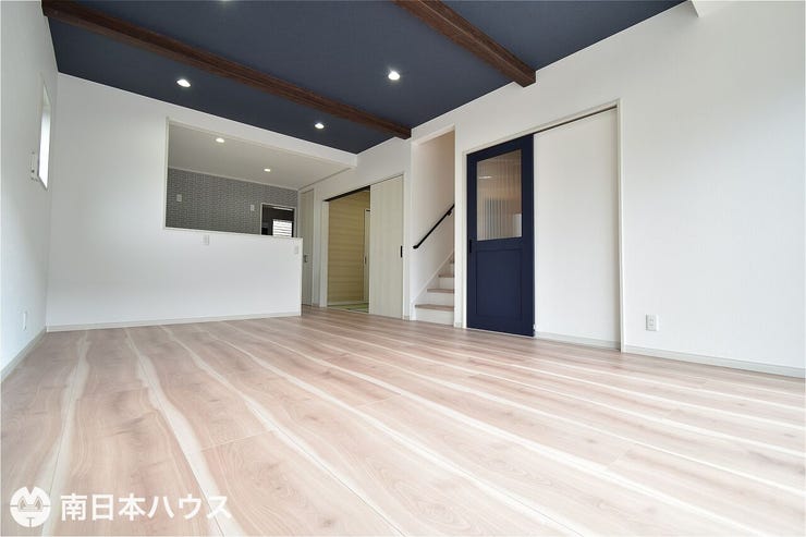 【リビング】17帖のリビングです!梁出し天井で天井が高く開放感のあるリビング空間です♪