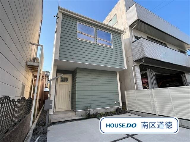 完成しました!グレーンの色合いがの外観が目を引きます!18帖超えの広々LDK♪吹き抜けがあり、上部から光が入り明るい空間♪近日内観公開予定です。
(2025年10月30日撮影)