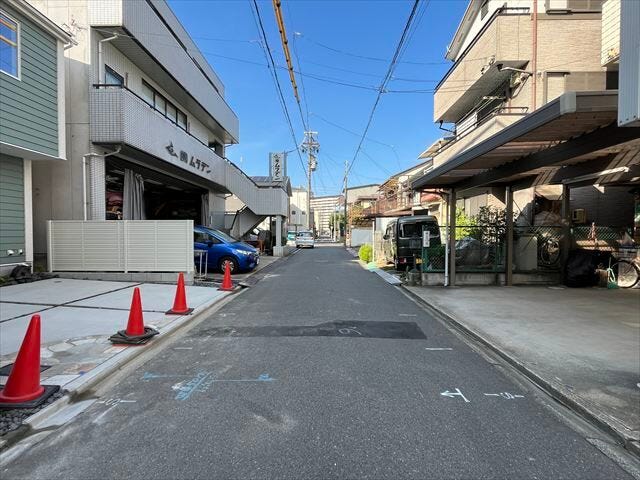 幅員約4.5mの北側前面道路です。車1台が余裕を持って通れる道幅です。車はスピードを控えるので事故率の軽減や歩行者も安心して通行できます。
(2025年10月30日撮影)