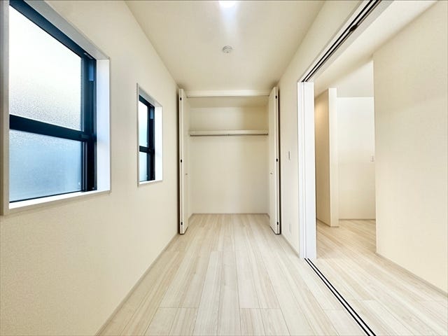 4帖洋室:小ぶりなお部屋ですが、収納もしっかりとあるので、お部屋を広く使えます。