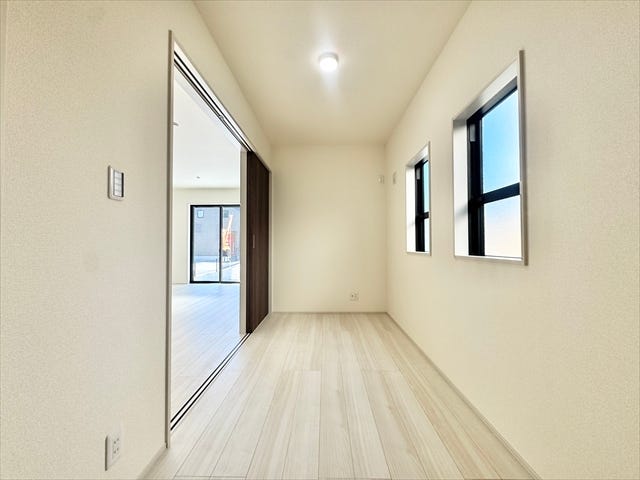 4帖洋室:LDKに隣接していて、普段はお子様の遊び場やお昼寝のスペースとしてお使いいただけます。来客時には寝室としてお使いいただけます。