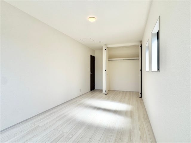 9.5帖洋室:各部屋収納を設けているのですっきりと片付いた室内を保てそうですね。