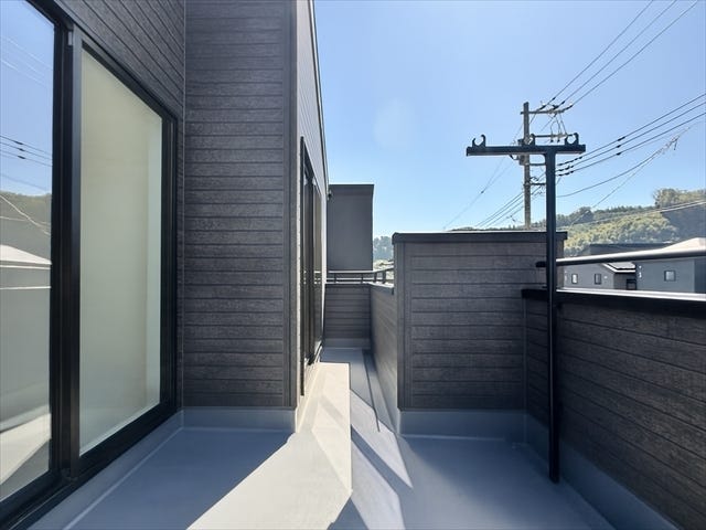 バルコニー:9.5帖と6.5帖のお部屋から出入りできる南西向きのバルコニーです。晴れた日は気持ちよくお洗濯を干すことができそうですね。