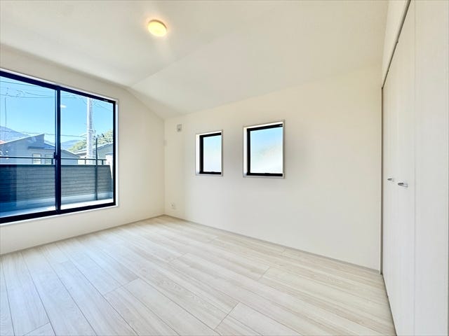 6.5帖洋室:バルコニーへ出入りが可能な洋室です。大きな窓の設置があり、開放感のある空間ですね。