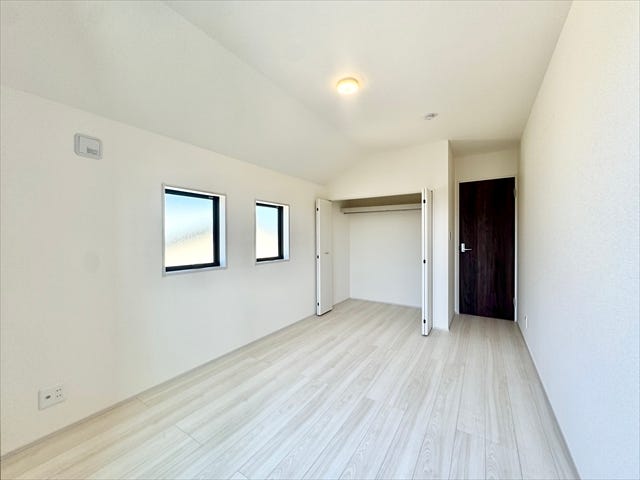 6.5帖洋室:全居室に収納完備!2面採光で窓から光が照らし、室内を明るくしてくれます。