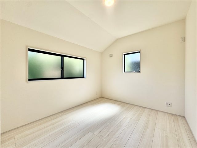 5.3帖洋室:横長の窓がたっぷりと日差しを入れてくれるので、北側にあるお部屋ですが明るい空間になっています。天気のいい日の朝は気持ちよく起きることができそうです。