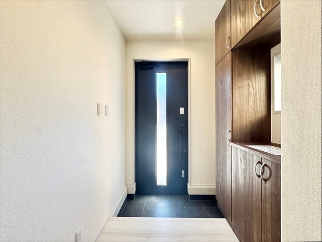 玄関:玄関には小物を置けるスペースがありますので季節ごとにアレンジをするのも楽しそうです♪