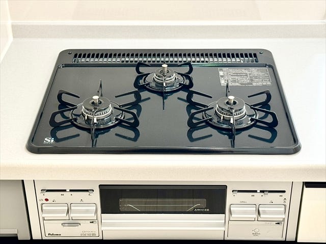 キッチン:3口ガスコンロなので一度に同時調理ができ、ご飯の準備もすぐにできそうです。