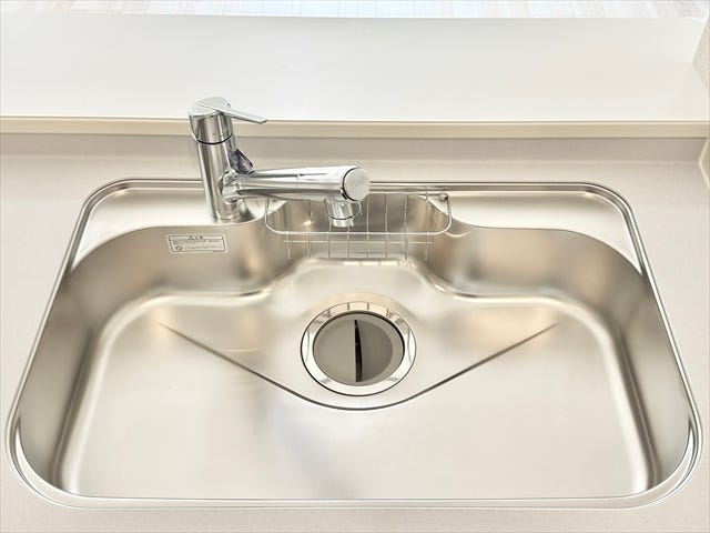 キッチン:錆びや汚れに強いステンレス製のシンクで毎日のお手入れも簡単お手入れも簡単♪奥行きがあるので大きなフライパンなども洗いやすいです。